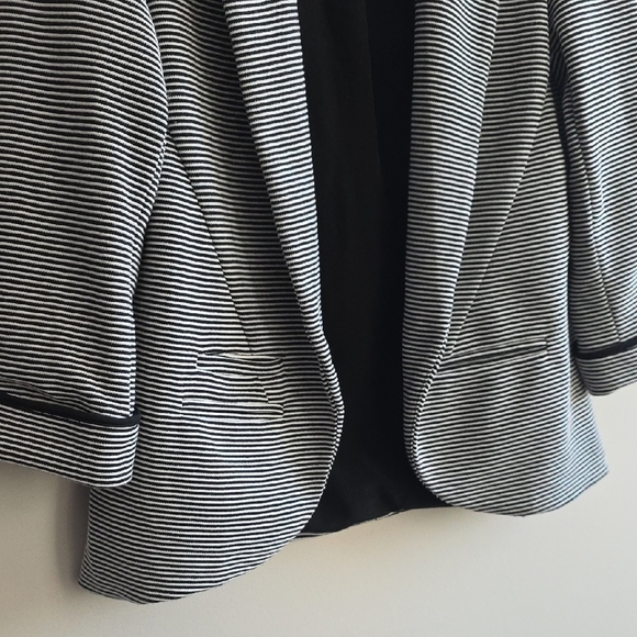 Matty M - Black and White Striped Open Blazer - Size Small - Picture 3 of 5